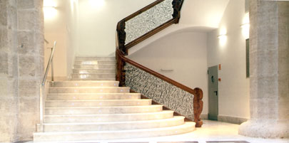 Escalera principal, desde la entrada Escalera principal, desde la entrada