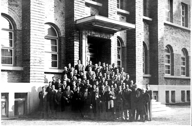 Estudiantes de la Facultad de Medicina de Barcelona de visita a los Laboratorios Merk, 1932