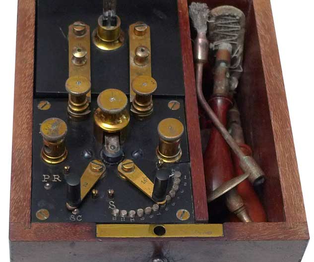 Aparato de electroterapia por faradizaci&oacute;n