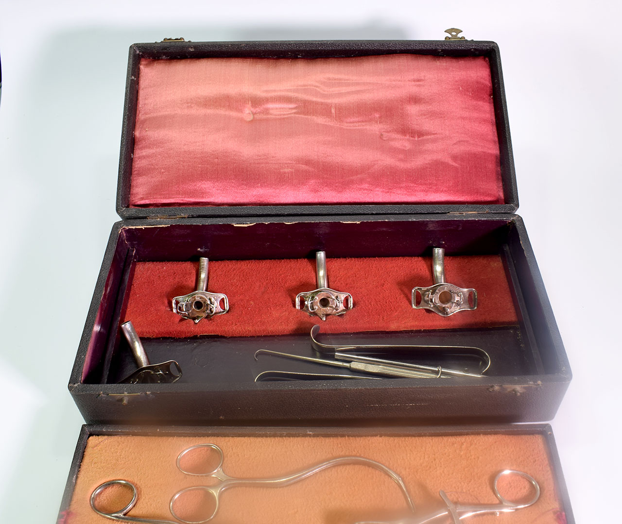 Estuche de instrumentos de otorrinolaringología